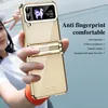 A person is holding a gold flip phone case, with marketing text on the right side. Produktbild-Vorschau