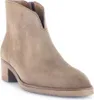 A single brown suede ankle boot is shown against a white background. Anteprima dell’immagine prodotto