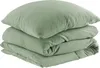 A stack of folded green bedding, including a pillow and a duvet cover, on a white background. Produktbild-Vorschau