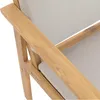 Close-up view of the armrest and cushion of a wooden outdoor chair. Voir les images du produit