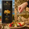 Creta Gold Olivenöl 5L Kanister beim Verfeinern von griechischem Salat Produktbild-Vorschau