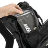 A hand is shown inserting a hydration bladder into a black backpack. Produktbild-Vorschau