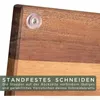 Close-up of the corner of a wooden cutting board, showing a clear rubber stopper with a screw. Anteprima dell’immagine prodotto