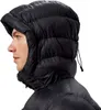 Mann trägt eine schwarze; synthetisch isolierte Ewden Jacke von Berghaus mit Kapuze. Podgląd zdjęcia produktu