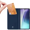 A hand is inserting a credit card into a navy blue phone case. Produktbild-Vorschau