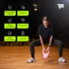 A woman is performing a squat with a pink kettlebell in a gym setting. The image includes several feature callouts. Produktbild-Vorschau