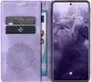 A phone case with cards and a banknote inserted, displayed next to a smartphone showing the time and date. Produktbild-Vorschau
