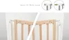 Diagrams showing the installation range and close-up of a wooden baby gate attached to a wall. Produktbild-Vorschau