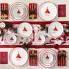 Auf dem Weihnachtstisch sind Teller und Schalen aufgestellt. Voir les images du produit