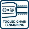 A diagram illustrating the chain tensioning mechanism of a chainsaw, with text explaining the feature. Anteprima dell’immagine prodotto