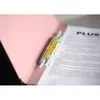 A pink folder is open, with a document and a yellow and gray binder clip on it. Anteprima dell’immagine prodotto