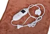 A close-up view of a white electric blanket controller and its attached cords, resting on a brown patterned blanket. Produktbild-Vorschau