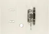 A close-up view of the metal ring binder mechanism on a white folder. Náhled obrázku produktu