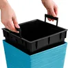 Hands are shown inserting a black plastic planter liner into a blue planter. Voir les images du produit