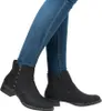 A person wearing blue jeans and black ankle boots. Náhled obrázku produktu