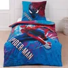 A Spider-Man themed duvet cover and pillowcase set displayed on a bed. Produktbild-Vorschau