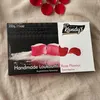 Kandylas Loukoumi Rose 200 g auf beigem Stoff mit Rosenblättern Produktbild-Vorschau