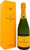 A bottle of Veuve Clicquot Brut champagne and its presentation box. Produktbild-Vorschau