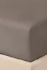 A close-up view of a fitted sheet on a bed, showing the corner and the texture of the fabric. Podgląd zdjęcia produktu