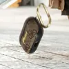 Guess AirPods Pro harte Schutzhülle mit Guess Logo - Braun Produktbild-Vorschau 4