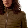 Isolierte Vaskye Hybrid-Kapuzenjacke von Berghaus; braun; mit Reißverschluss und Kapuze; getragen von einem Modell mit lockigem Haar. Podgląd zdjęcia produktu