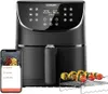 A black air fryer with a smartphone displaying recipes next to it, and a rack of food skewers in front. Anteprima dell’immagine prodotto