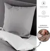 A close-up of a pillow with a folded duvet next to it, with informational graphics on the right side. Produktbild-Vorschau