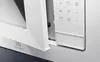 A close-up view of the control panel and open door of a white Electrolux microwave. Voir les images du produit