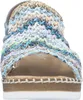 Das Bild zeigt eine blaue Sandale mit einem verstellbaren Riemen und einer beige Sohle. Die Ansicht ist von der Seite und hebt die Struktur sowie das Design der Sandale hervor. Produktbild-Vorschau