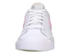 A front view of a white Nike Court Legacy sneaker with pink accents. Voir les images du produit
