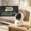 A white baby monitor camera is placed on a wooden nightstand next to a crib. A graphic overlay shows battery life and usage time. Náhled obrázku produktu