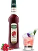 A bottle of hibiscus syrup next to a cocktail and a hibiscus flower. Produktbild-Vorschau