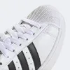 Close-up view of the toe area of an Adidas Superstar II sneaker. Produktbild-Vorschau