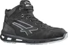 A studio shot of a black work boot. Voir les images du produit