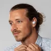 A man wearing white earbuds. Náhľad obrázku produktu