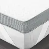 Close-up view of a mattress topper. Voir les images du produit