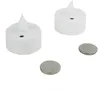 Two white LED tea lights with a flame-like top and two round metal magnets are arranged on a white background. Produktbild-Vorschau