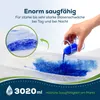 A hand pouring blue liquid onto an absorbent pad to demonstrate its absorbency. Produktbild-Vorschau
