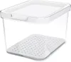 A clear, studio shot of a transparent food storage container with a white lid and a white perforated insert at the bottom. Produktbild-Vorschau