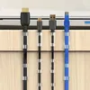 Transparente Kabelclips organisieren schwarze und blaue Kabel auf einer hellen Holzoberfläche Productafbeelding-voorbeeld
