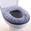A close-up view of a toilet seat cover on a toilet. Produktbild-Vorschau