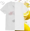 A split image showing a stained white t-shirt on the left and a clean white t-shirt with lemons and water splashes on the right. Produktbild-Vorschau