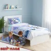 Two children playing on the floor in front of a bed with Frozen-themed bedding. Produktbild-Vorschau