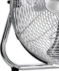 A close-up view of a chrome fan grill and stand. Voir les images du produit