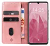 A pink flip cover phone case with card slots and a euro banknote is shown next to a smartphone displaying the time and date. Produktbild-Vorschau