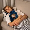 A young man is sleeping on a couch, holding a Harry Potter-themed hot water bottle. Anteprima dell’immagine prodotto