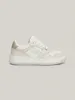 A single beige and white Tommy Hilfiger sneaker is shown against a plain light gray background. Náhled obrázku produktu