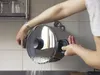 A person is draining water from a pot with a built-in colander. Anteprima dell’immagine prodotto