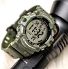 A close-up shot of a green Casio digital watch resting on a black flashlight. Voir les images du produit