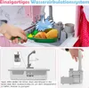 A child's hand is shown interacting with a toy kitchen sink, with water flowing from the faucet and toy food in the sink. The image also includes diagrams illustrating the water circulation system and a close-up of the pump mechanism. Anteprima dell’immagine prodotto